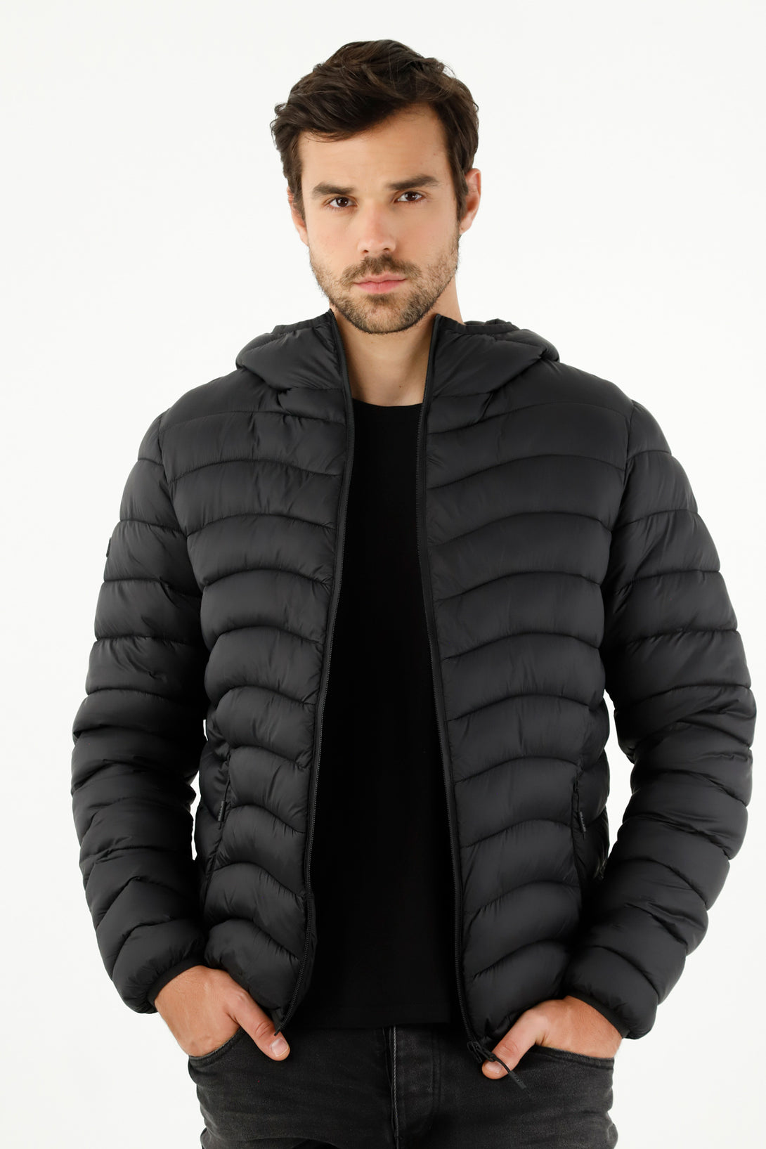 Chaqueta negra con capucha para hombre