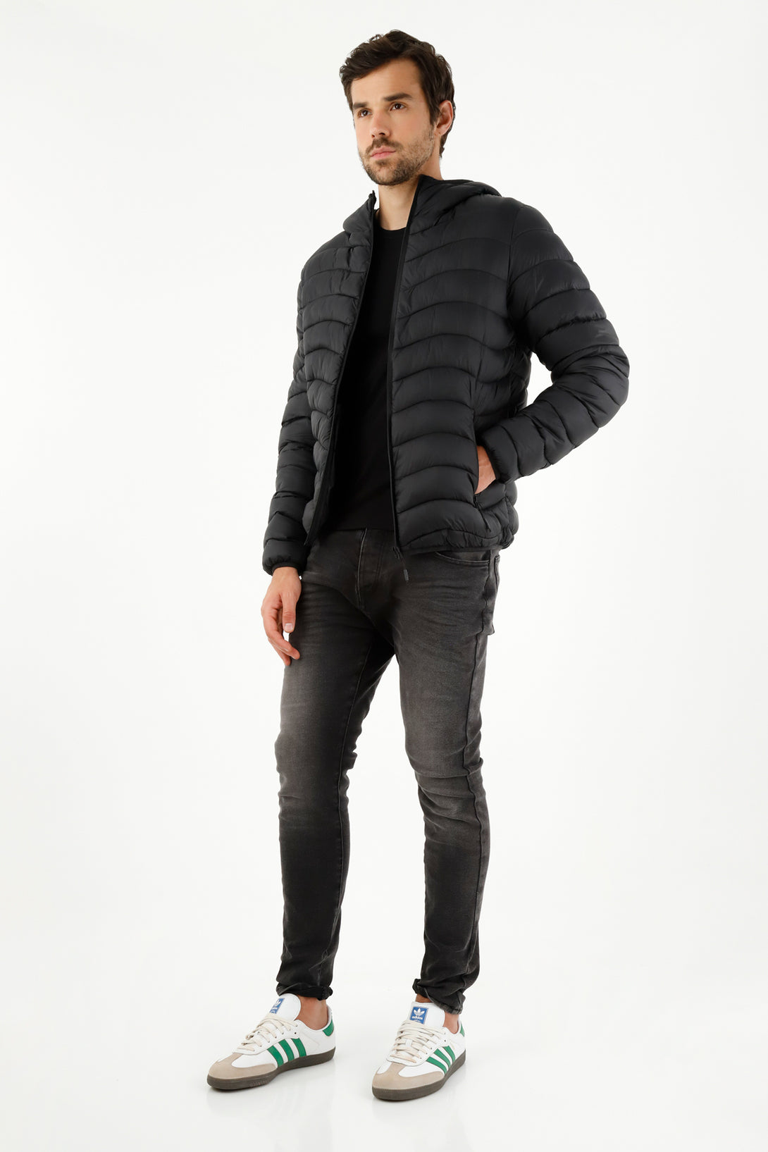 Chaqueta negra con capucha para hombre