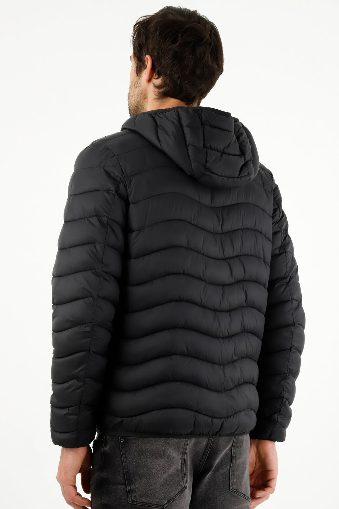 Chaqueta negra con capucha para hombre