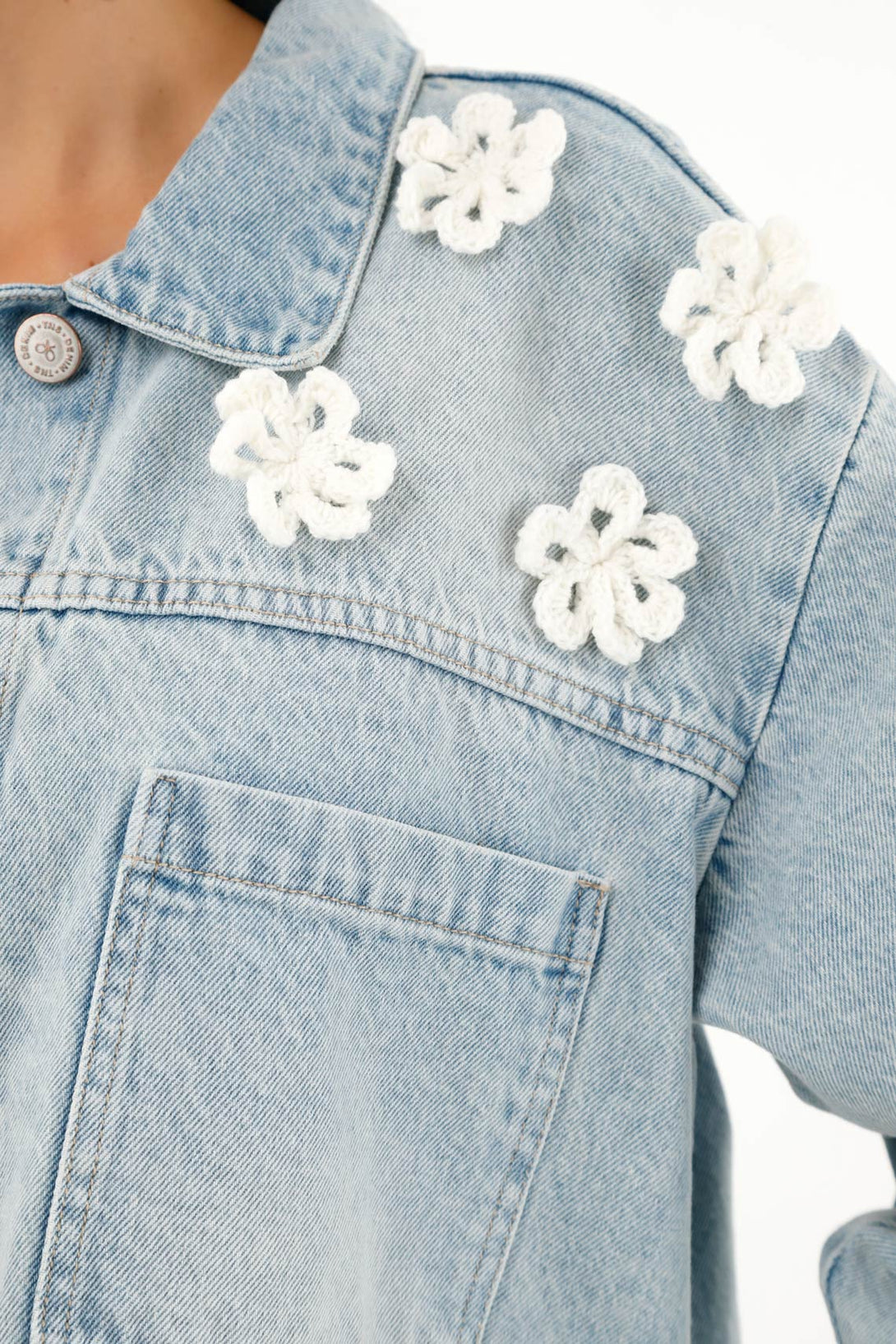 Chaqueta azul con apliques de flores para mujer