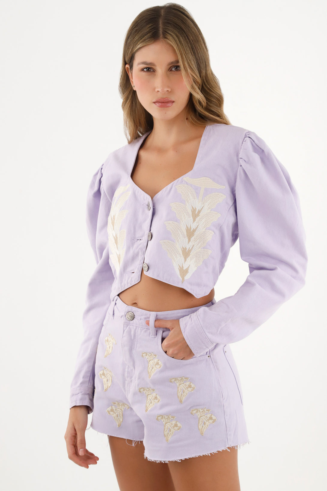 Chaqueta morada con bordados decorativos para mujer