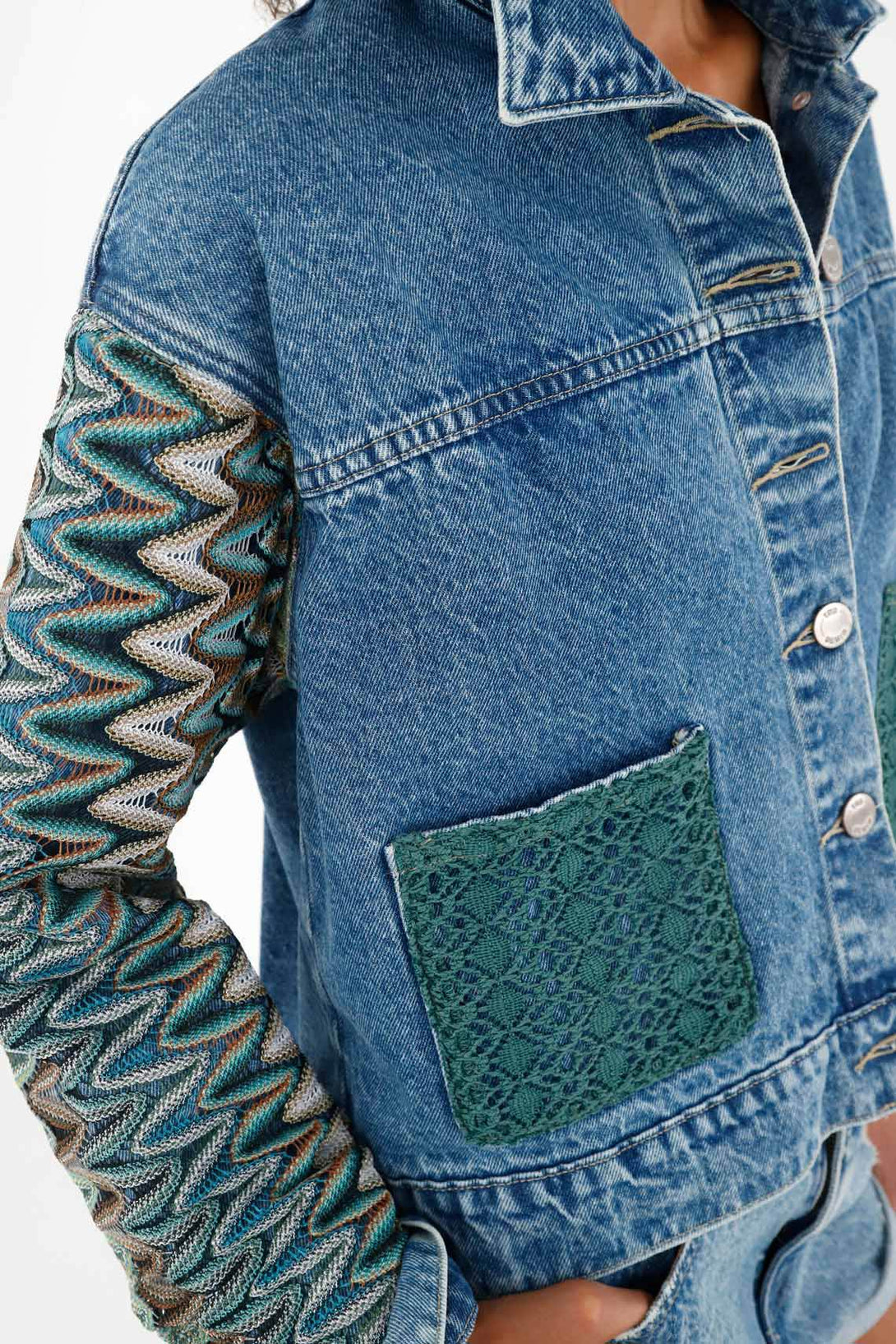 Chaqueta azul con detalles tipo encaje para mujer