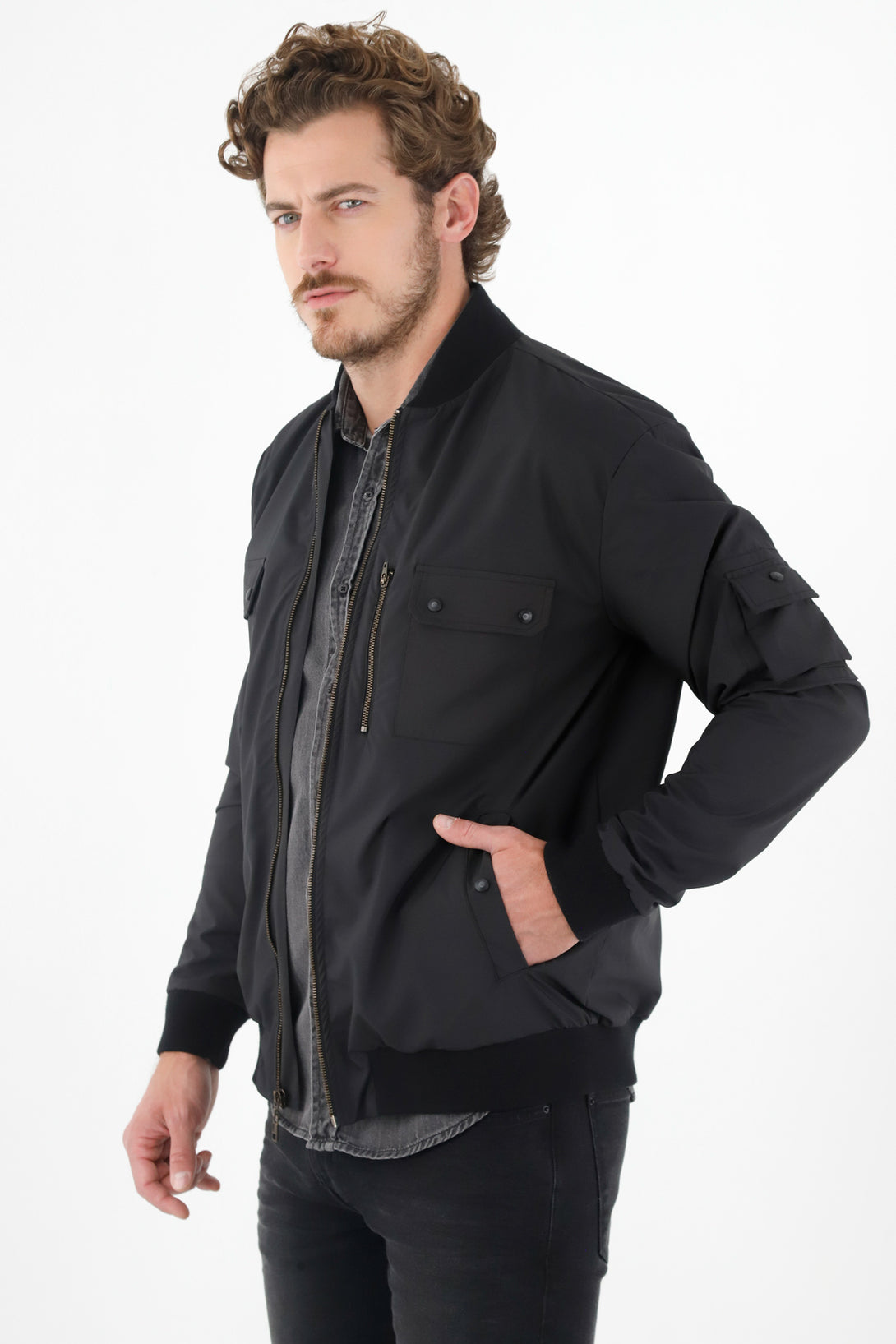 Chaqueta negra con bolsillos para hombre