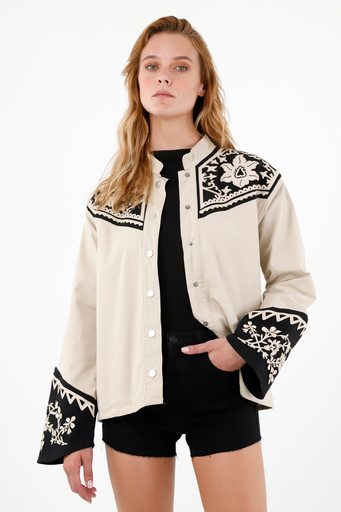 Chaqueta crudo con bordados decorativos para mujer