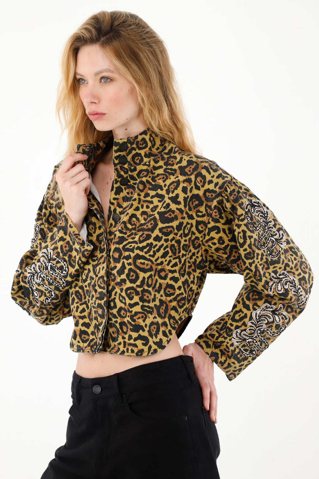 Chaqueta cropped de animal print para mujer