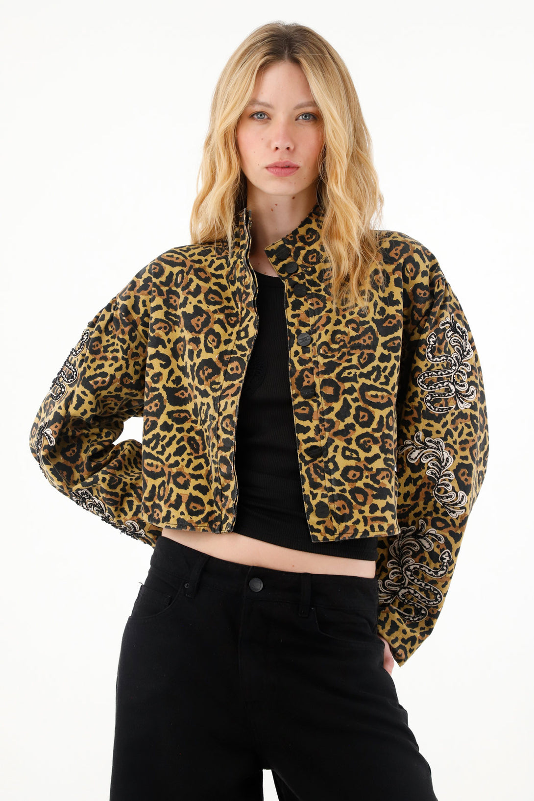 Chaqueta cropped de animal print para mujer