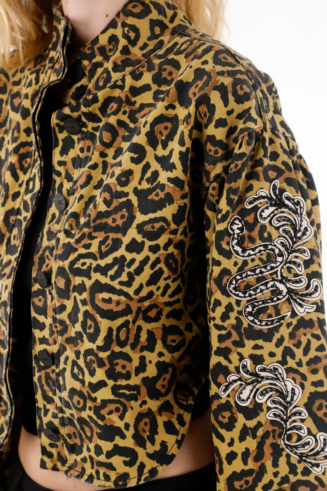 Chaqueta cropped de animal print para mujer