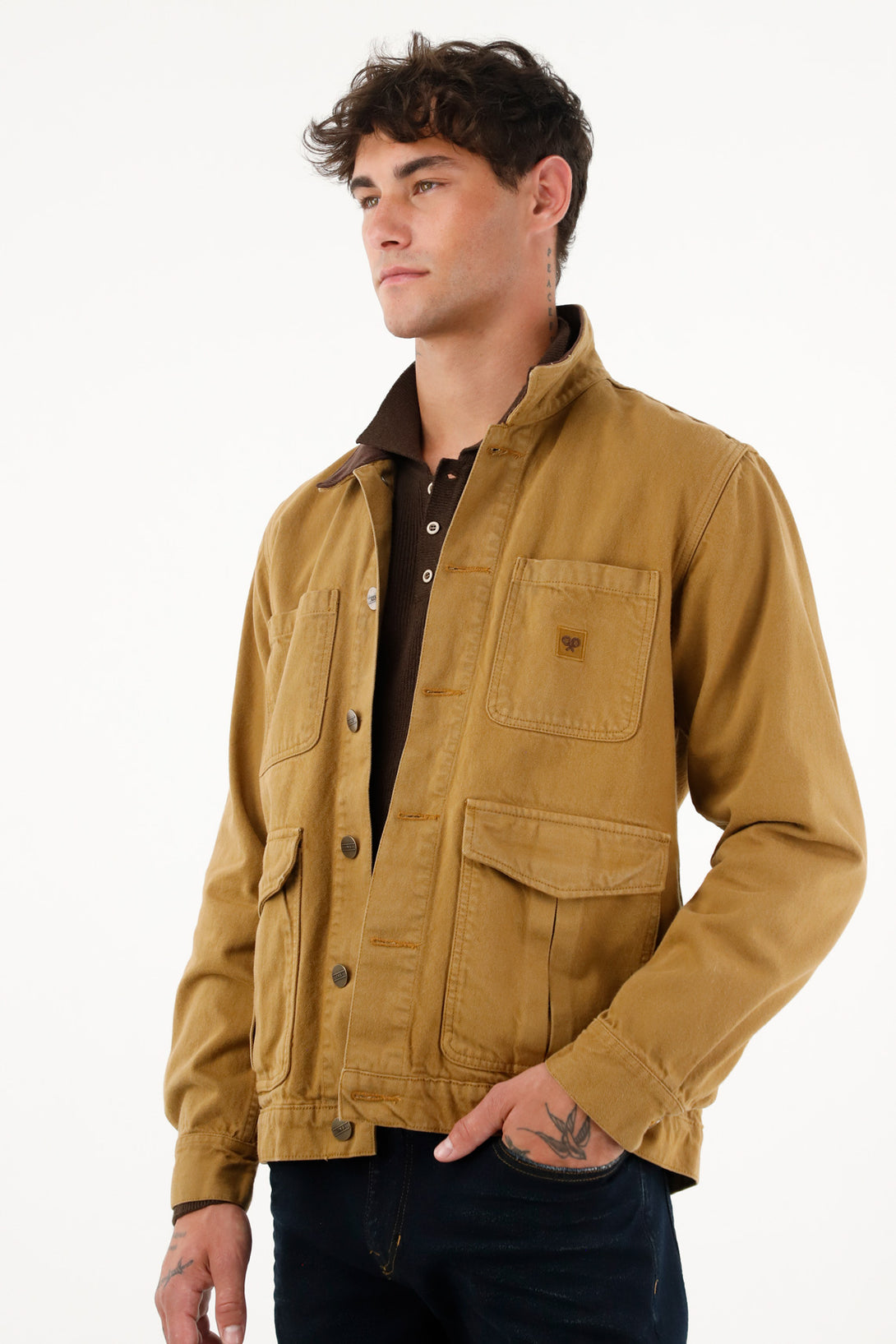 Chaqueta café con cuello en corduroy para hombre