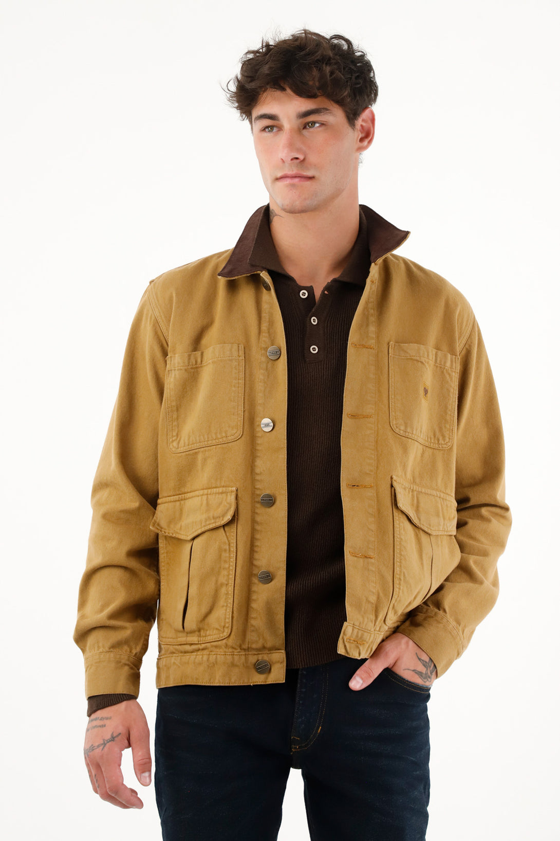 Chaqueta café con cuello en corduroy para hombre