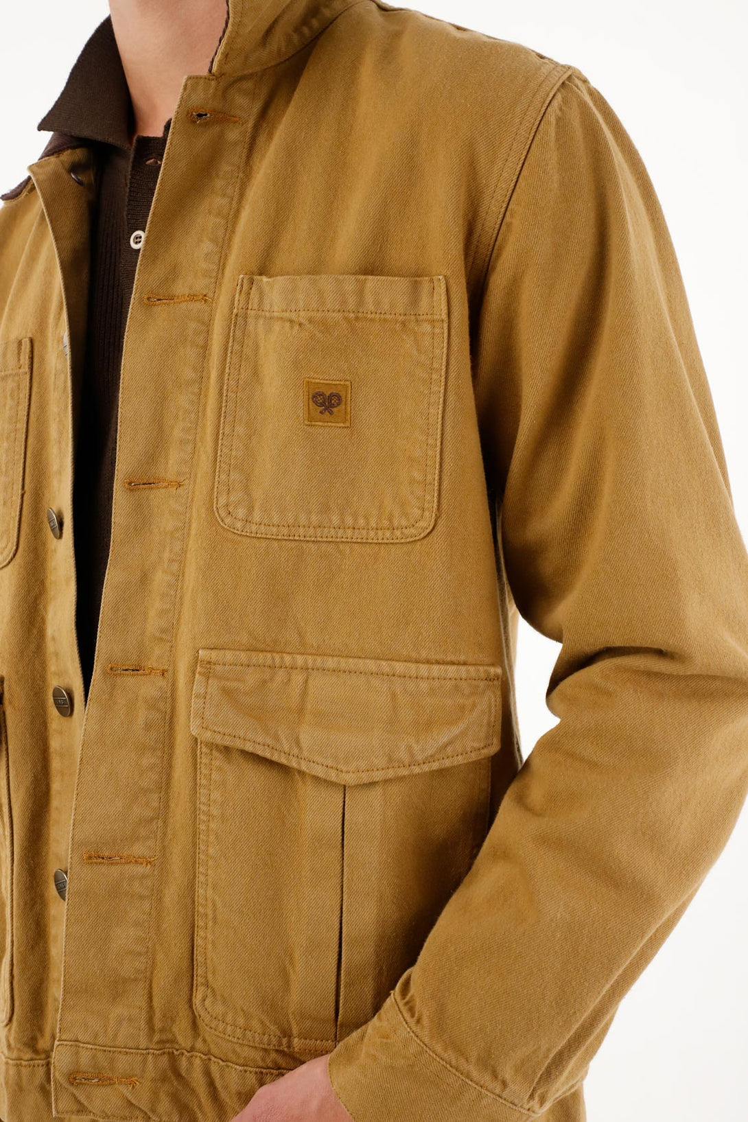 Chaqueta café con cuello en corduroy para hombre