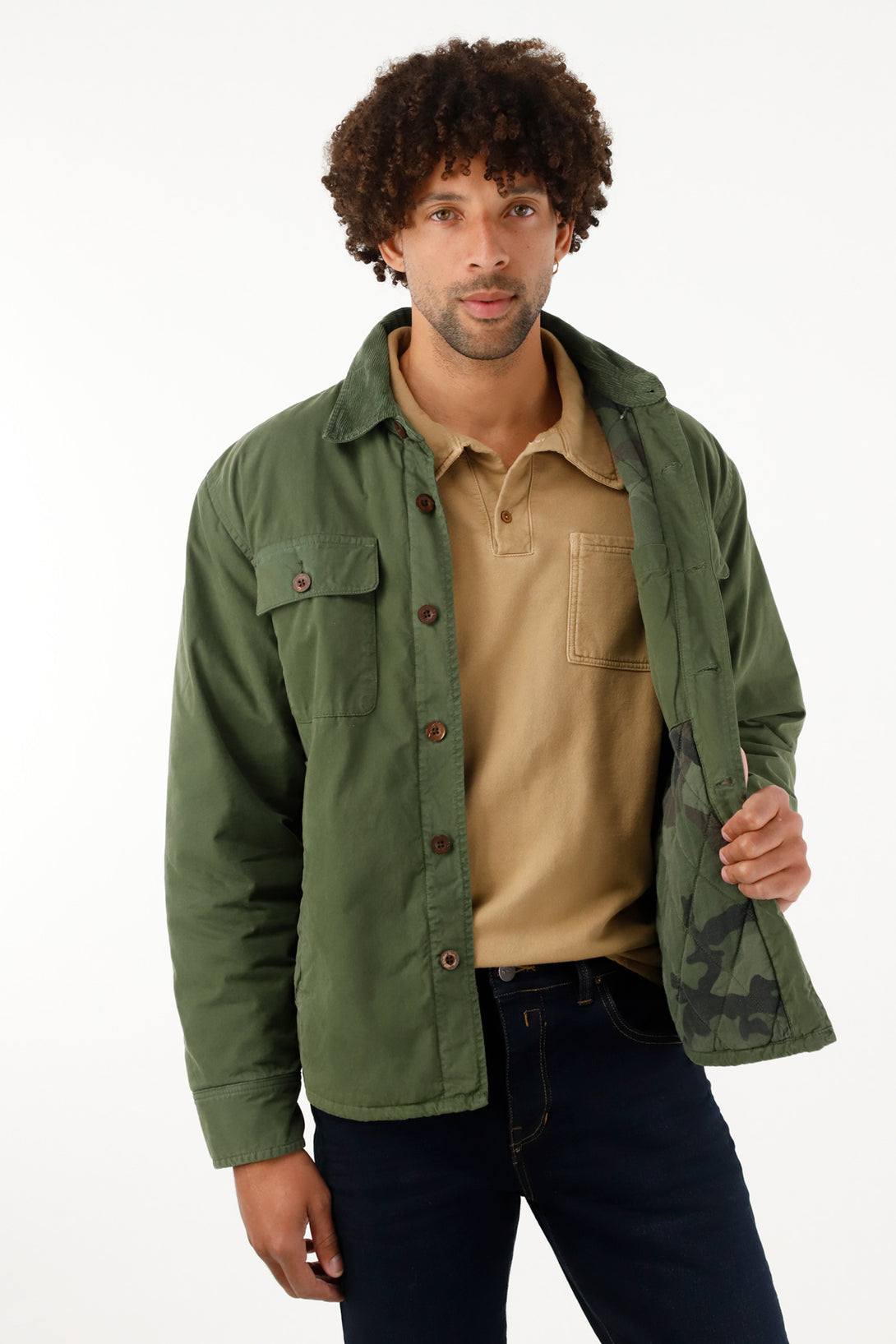 Chaqueta con bolsillos de parche verde para hombre