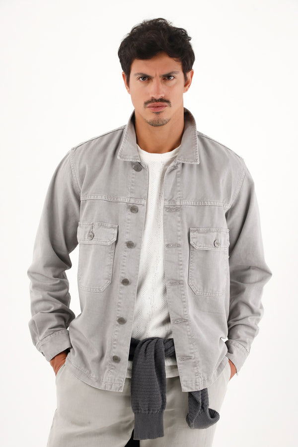 Chaqueta gris con bolsillos de tapa para hombre