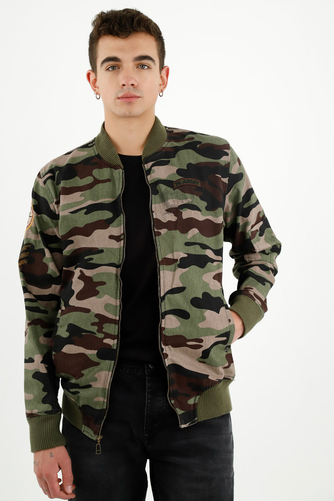 Chaqueta tipo bomber estampado camuflado para hombre