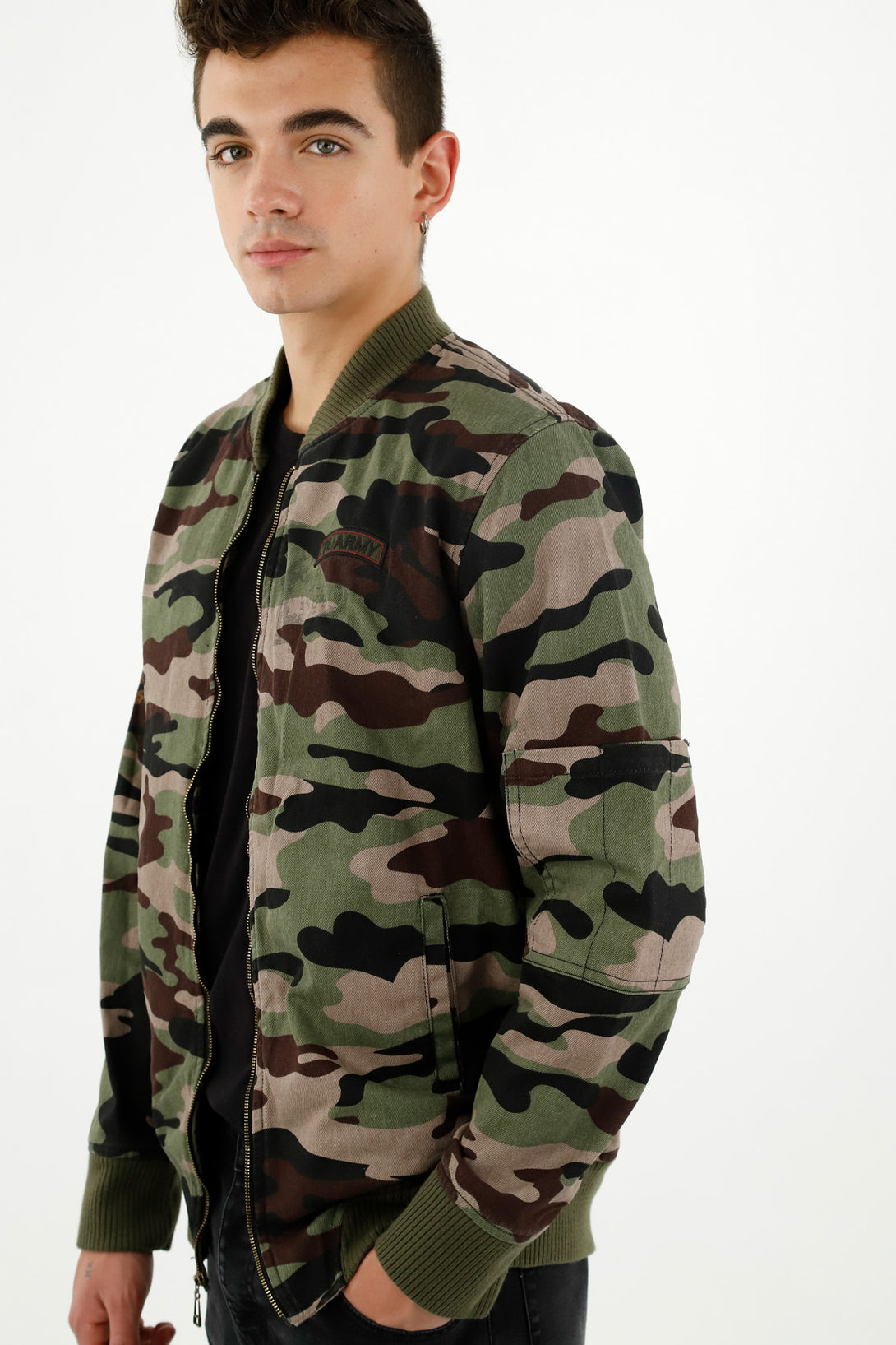 Chaqueta tipo bomber estampado camuflado para hombre