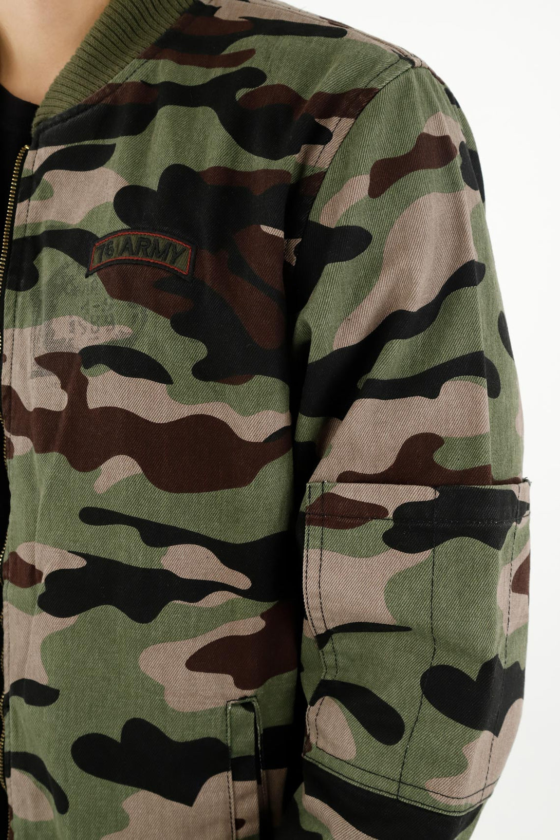 Chaqueta tipo bomber estampado camuflado para hombre