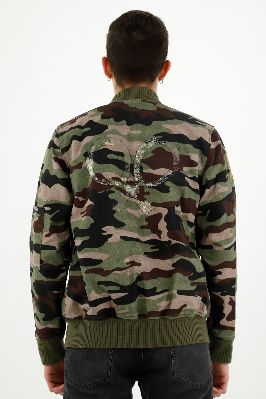 Chaqueta tipo bomber estampado camuflado para hombre