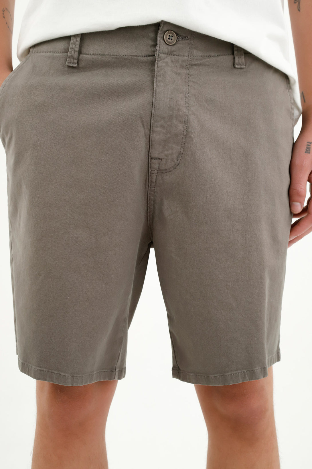 Bermuda tipo chino gris para hombre