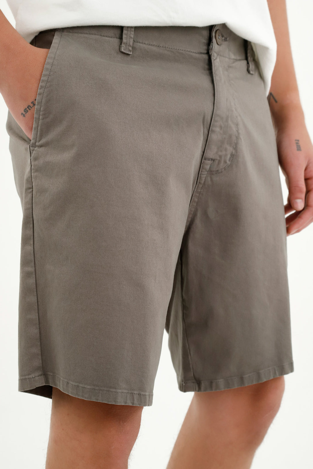 Bermuda tipo chino gris para hombre