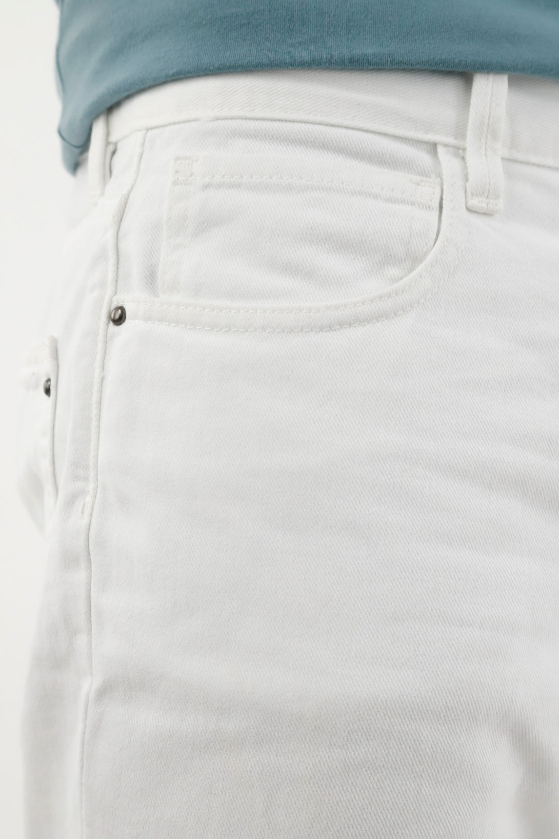 White five-pocket Bermuda shorts for men