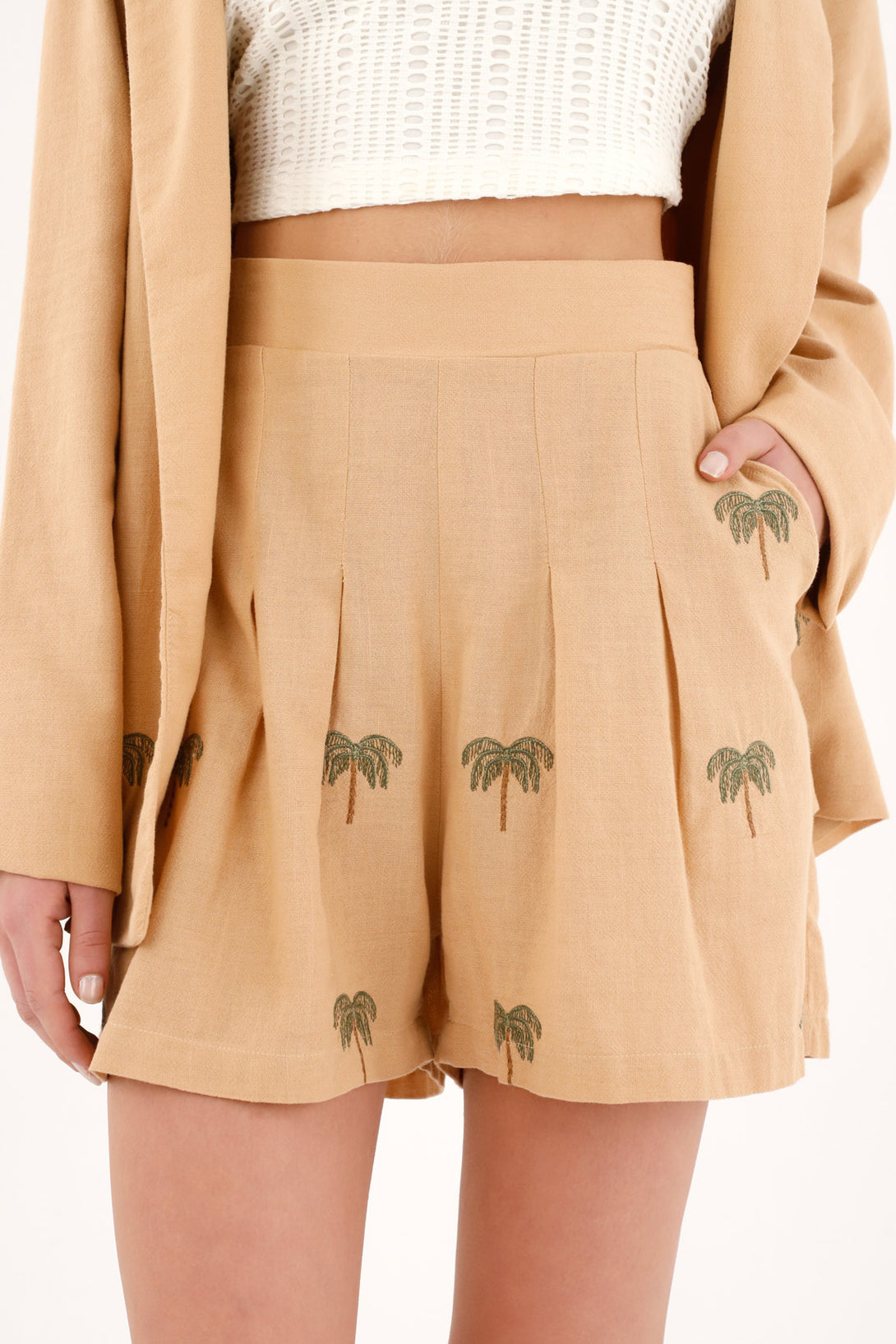 Women's brown bermuda shorts with embroidered palms.