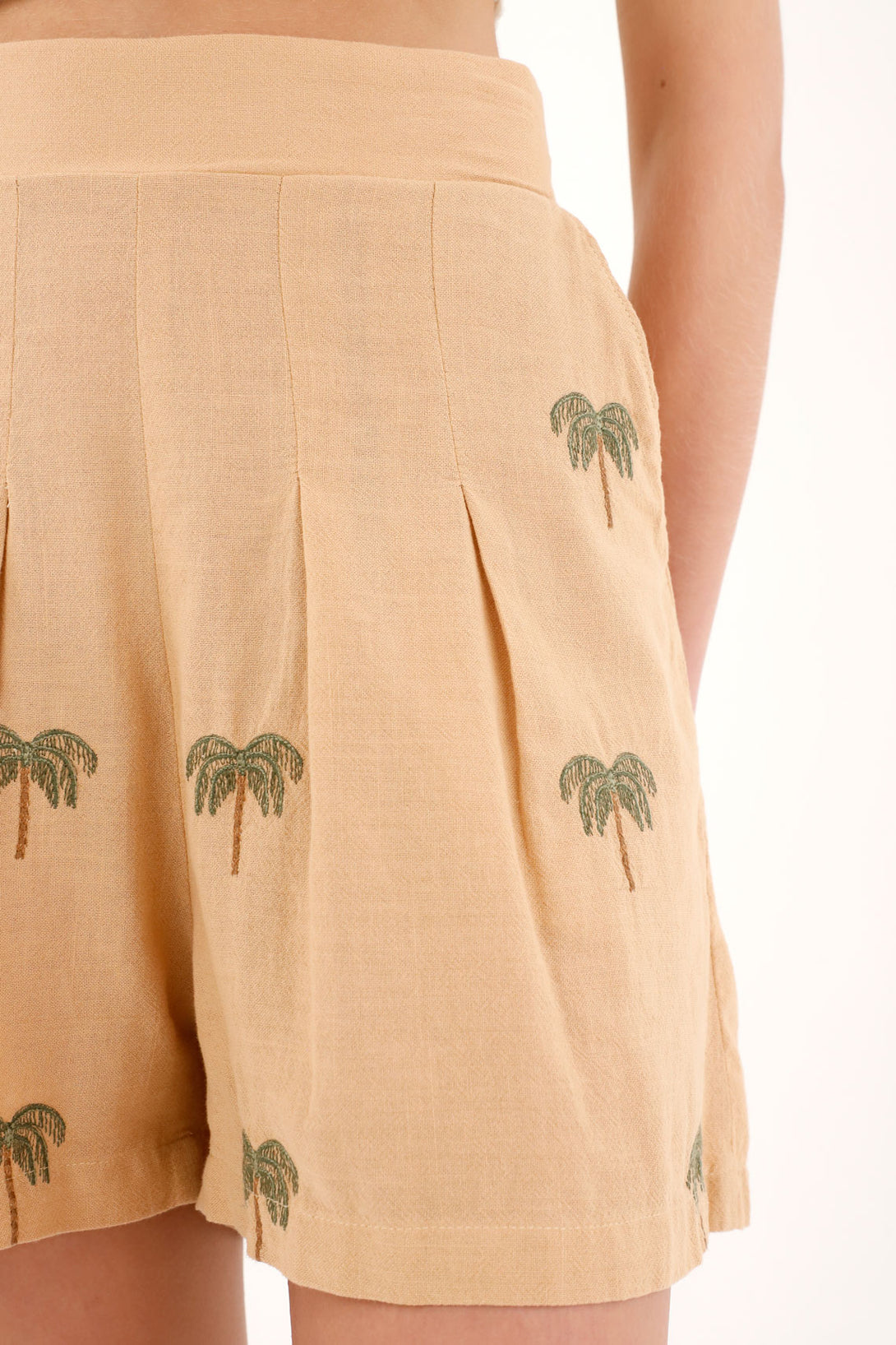 Women's brown bermuda shorts with embroidered palms.