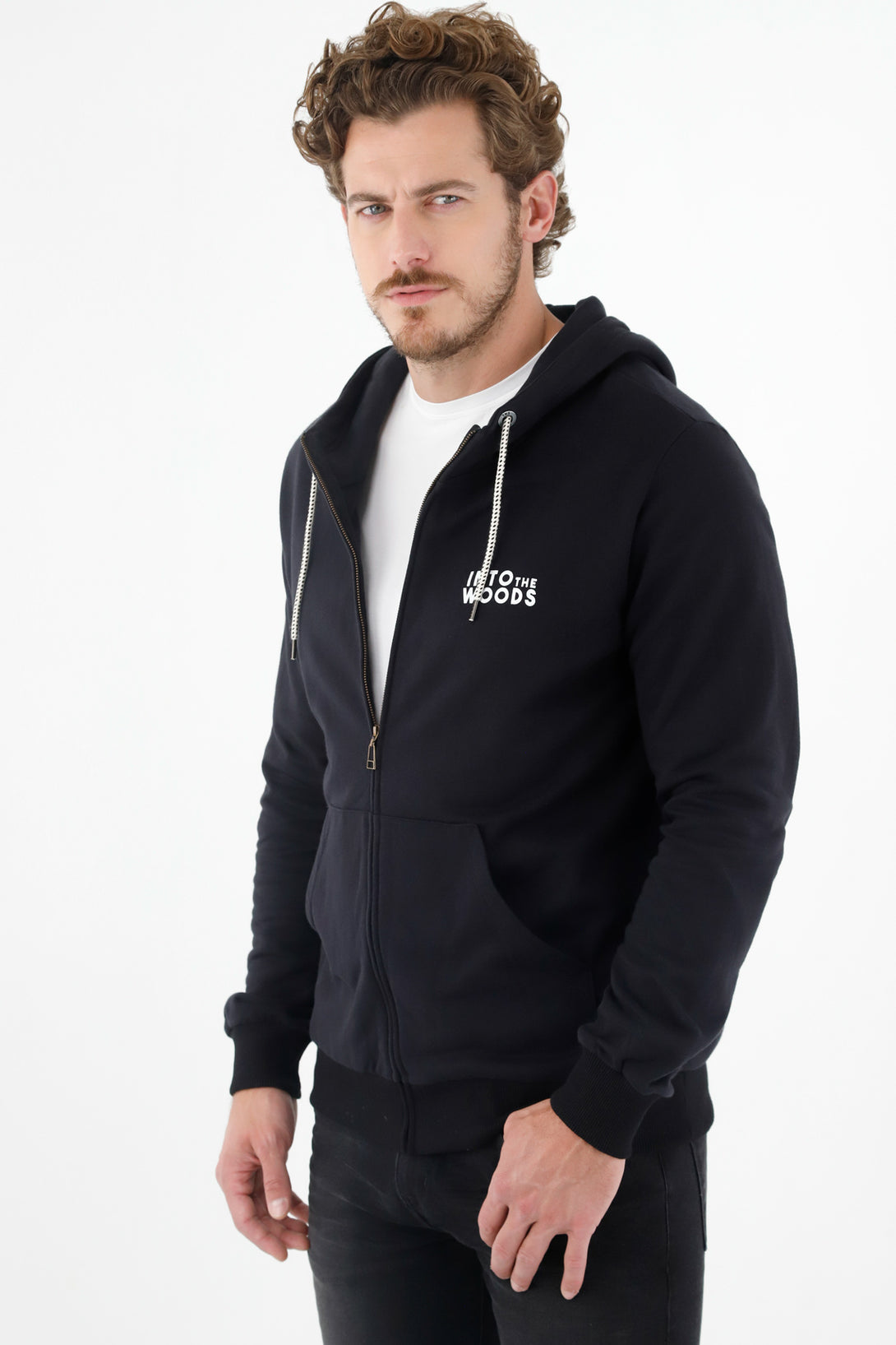 Buzo tipo hoodie negro para hombre