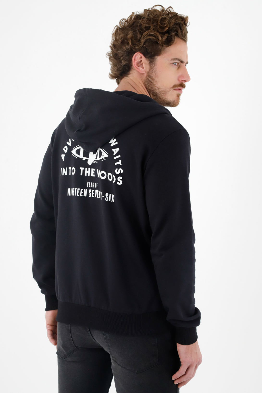 Buzo tipo hoodie negro para hombre