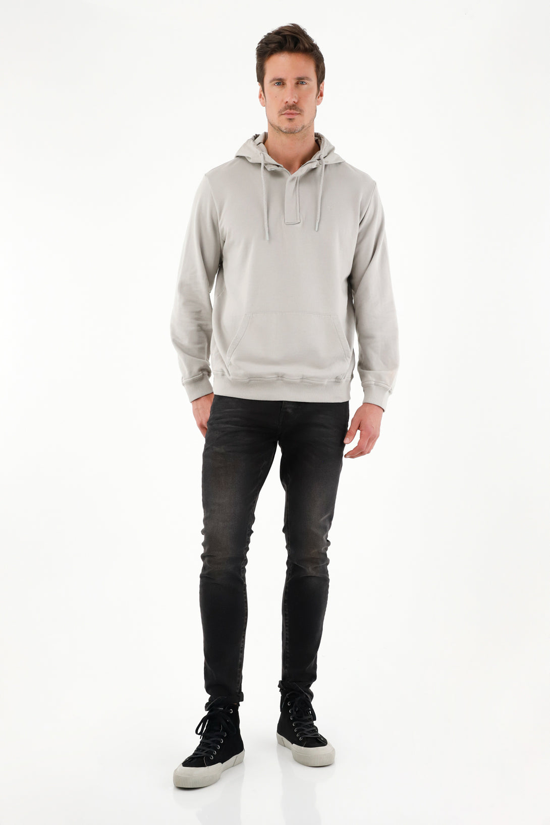 Buzo tipo hoodie con capucha gris para hombre