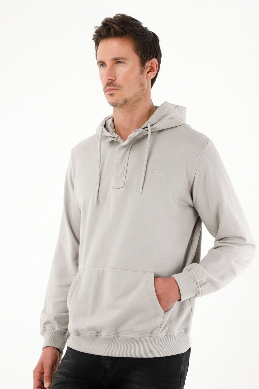 Buzo tipo hoodie con capucha gris para hombre