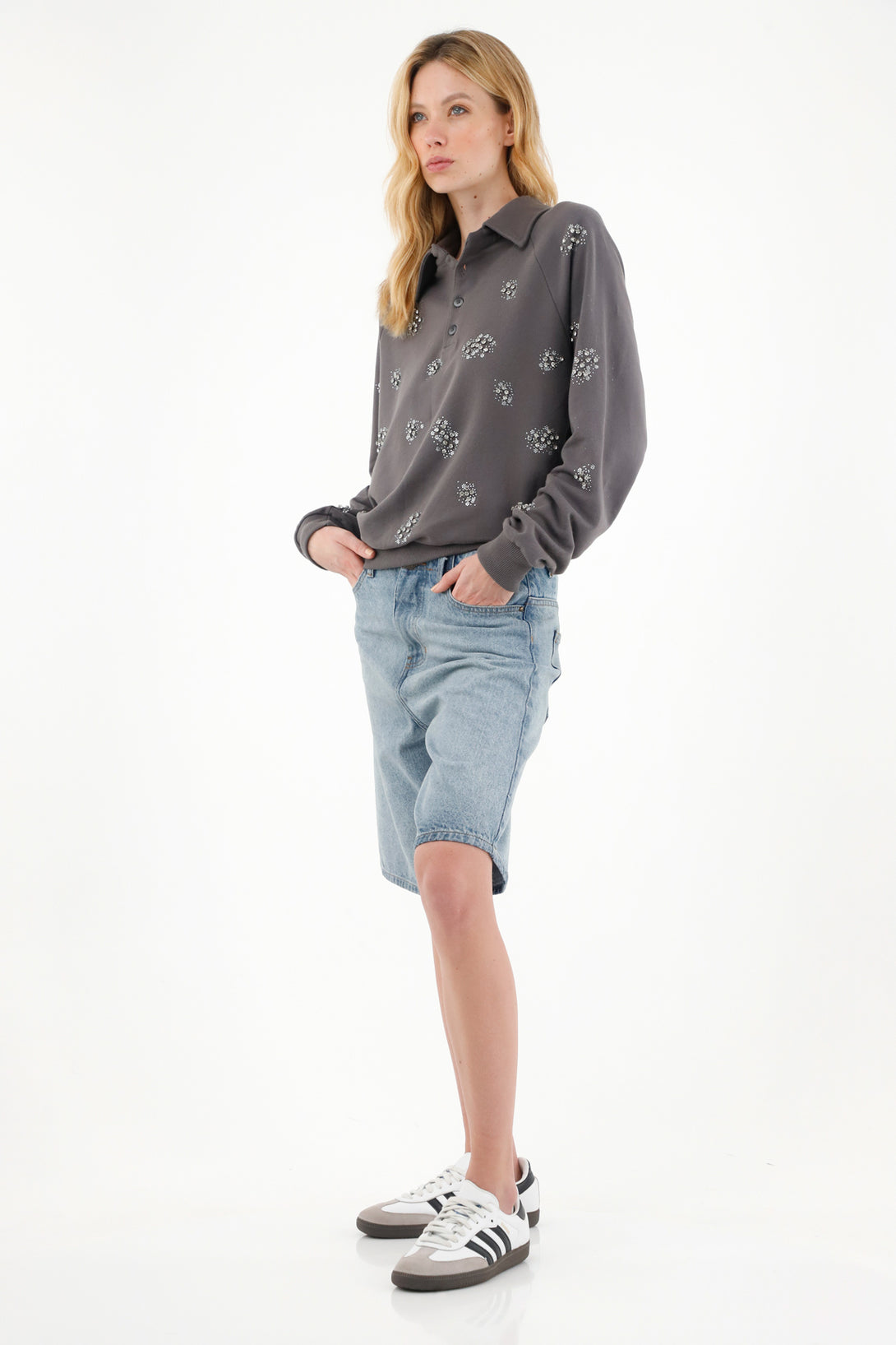 Buzo gris oversize con apliques de brillo para mujer