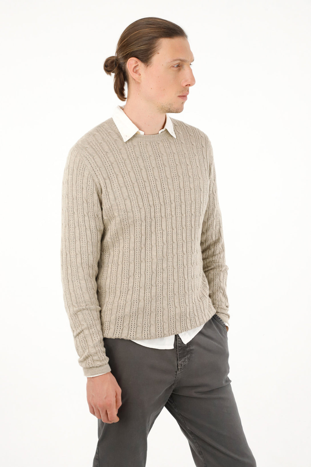 Men's round neck gray knit sweatshirt