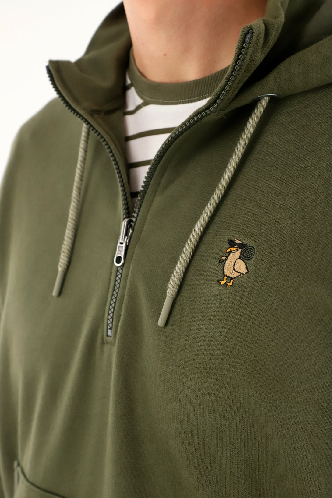 Buzo Hoodie verde con mini bordado para hombre