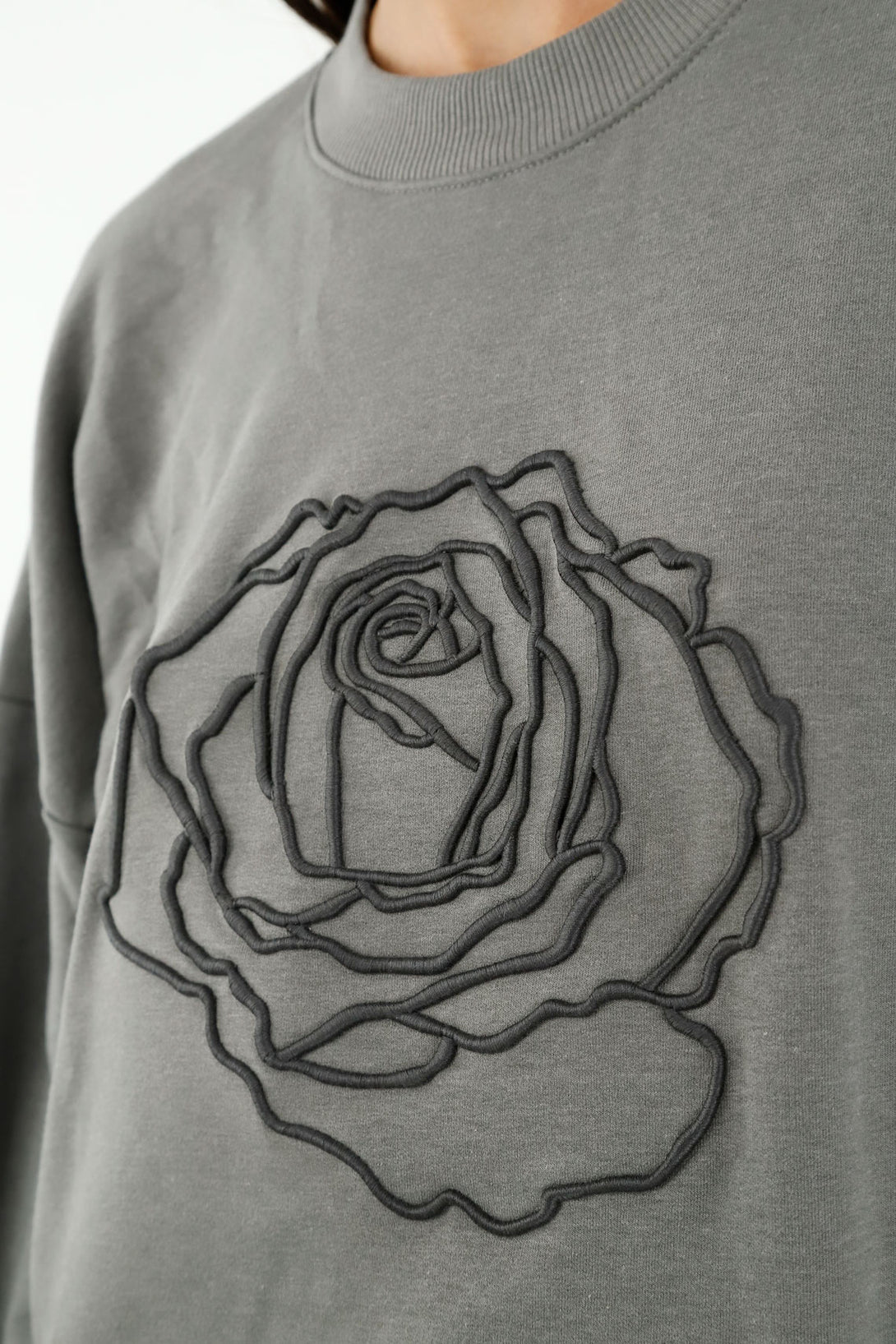 Buzo gris con rosa bordada para mujer