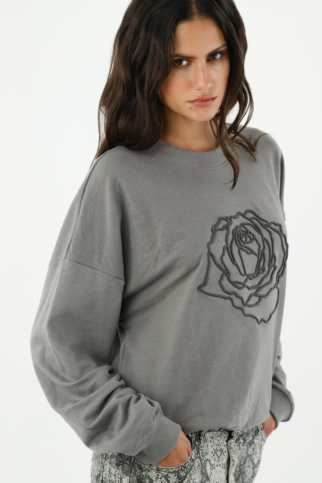 Buzo gris con rosa bordada para mujer