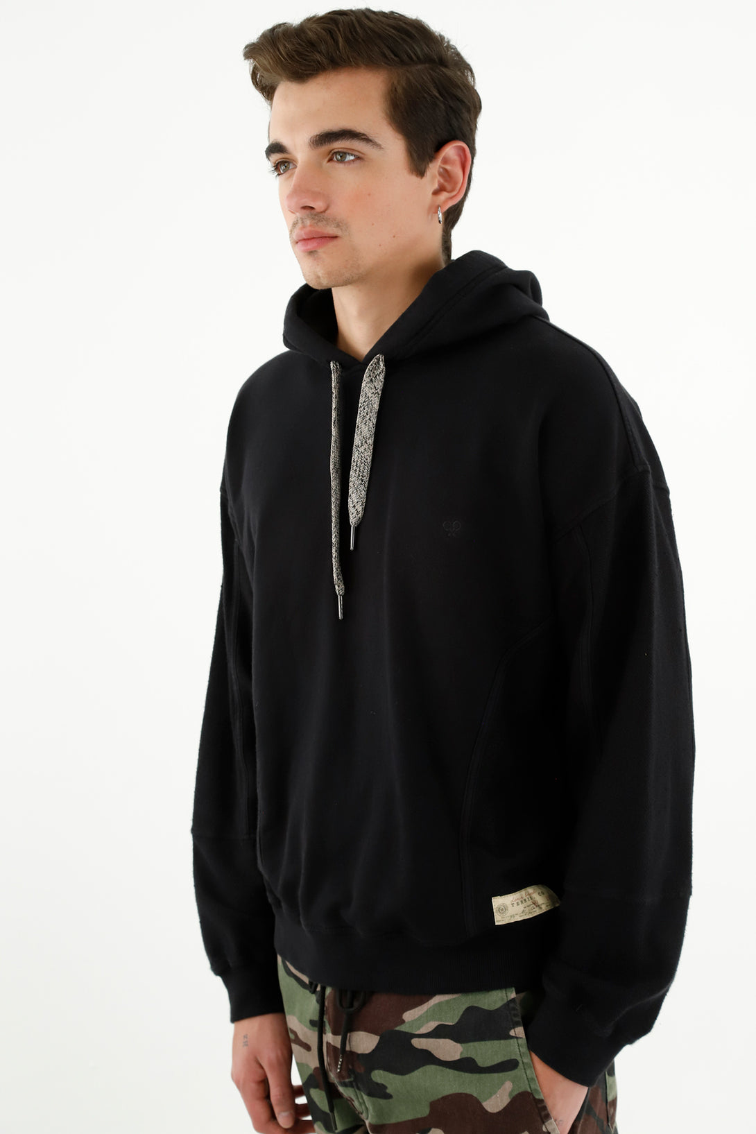 Buzo tipo hoodie negro para hombre