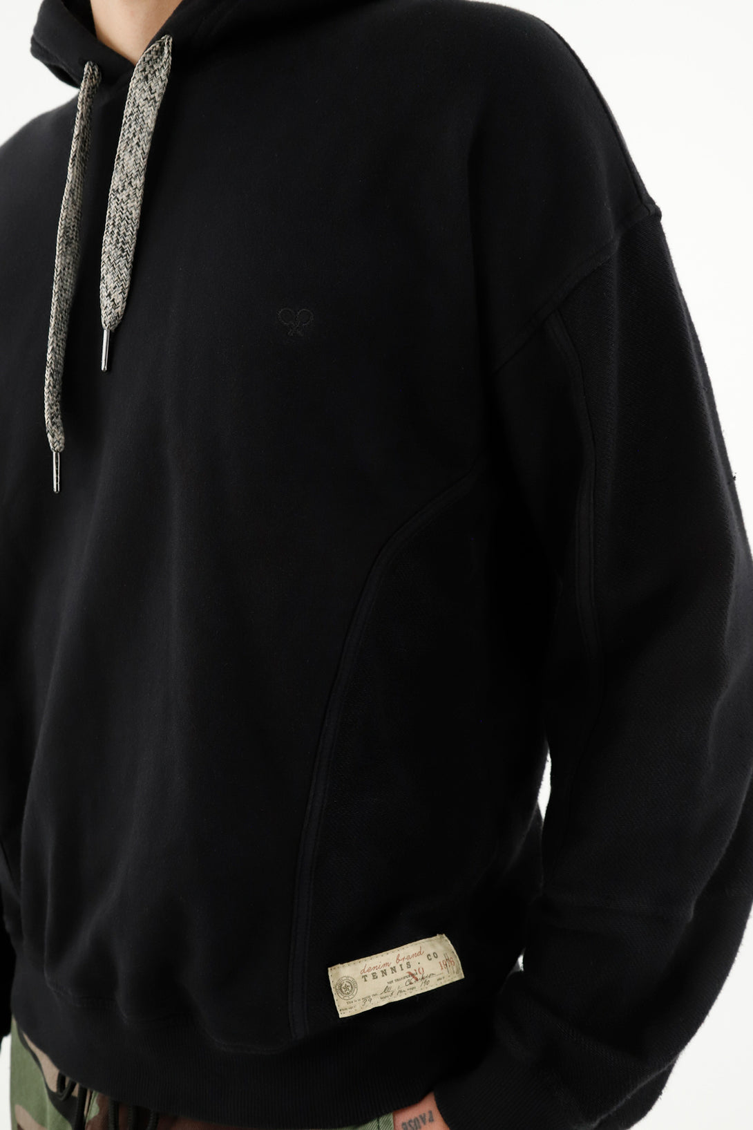 Buzo tipo hoodie negro para hombre