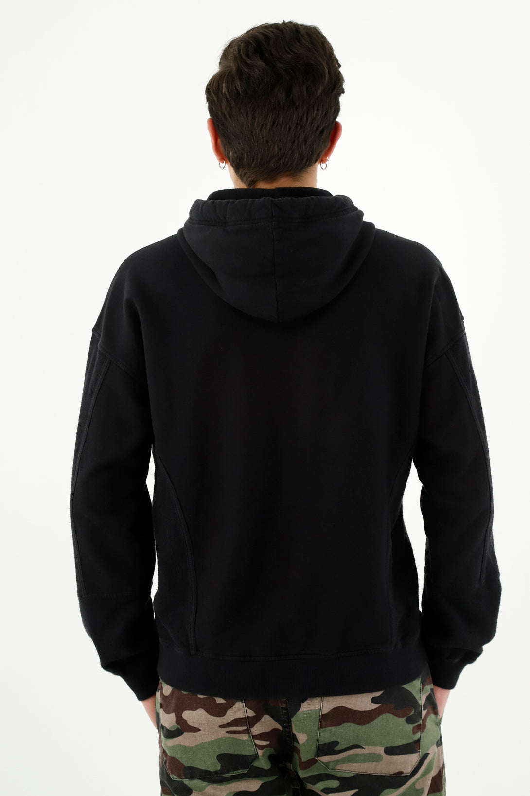 Buzo tipo hoodie negro para hombre