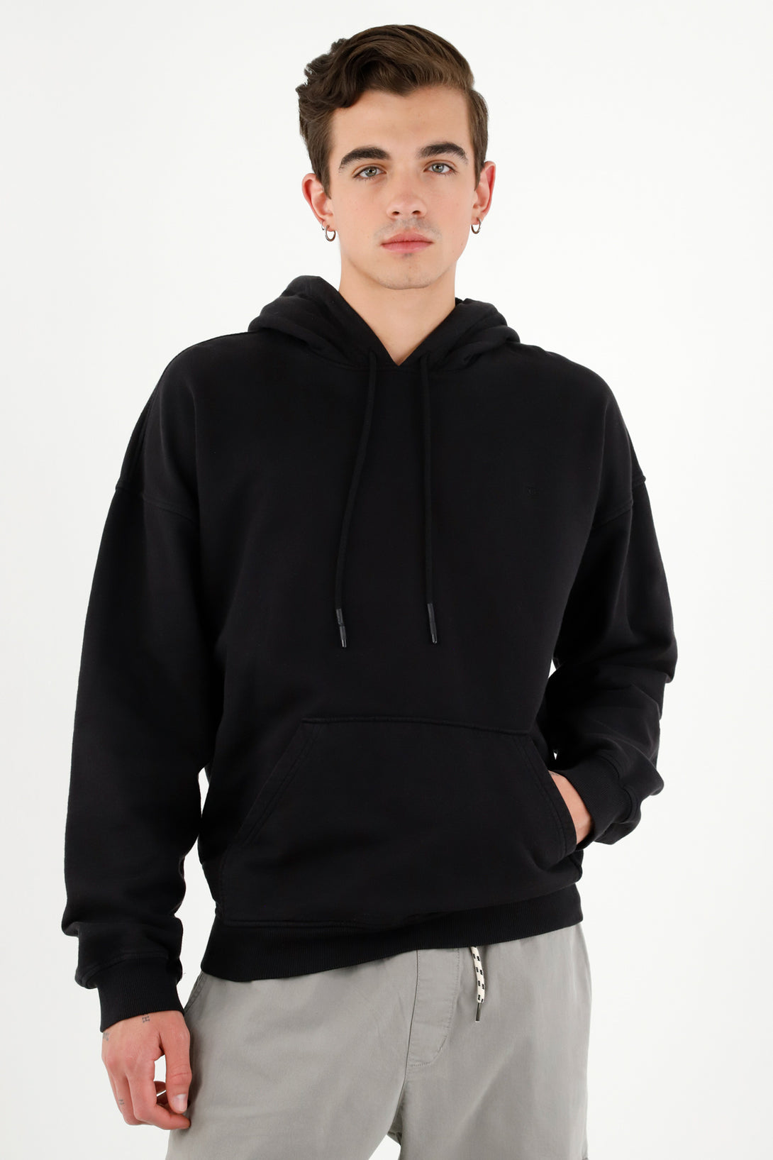 Buzo tipo hoodie negro para hombre