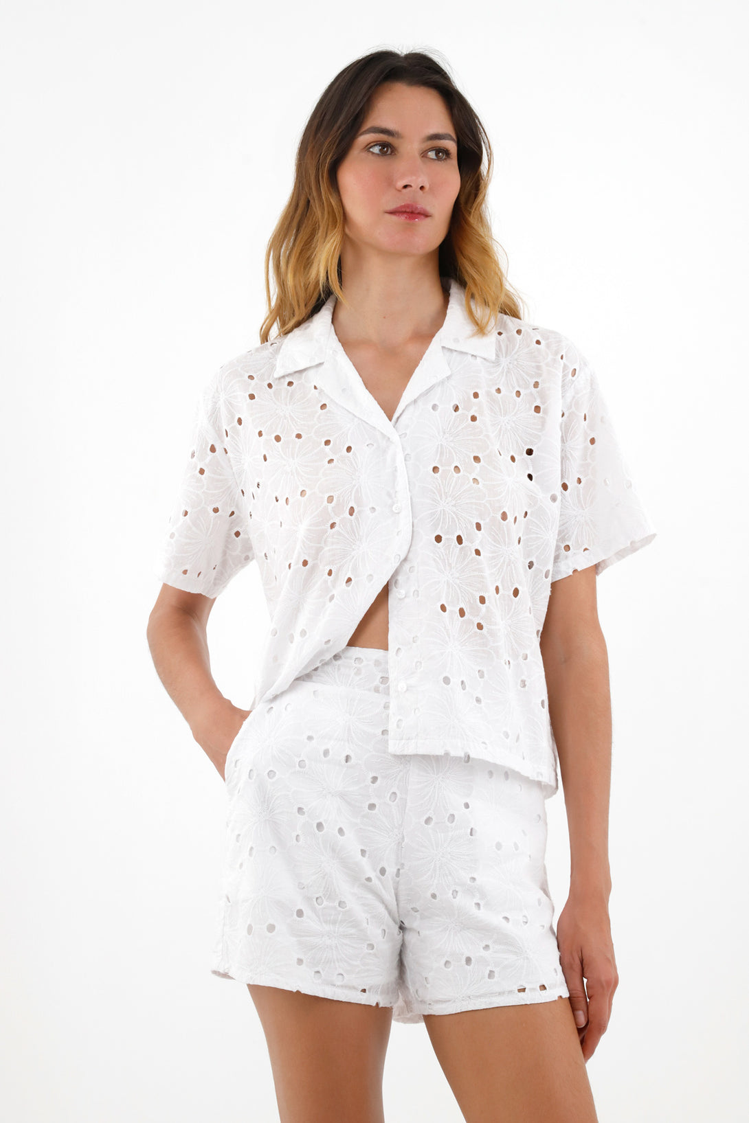 Camisa en ojalillo blanca para mujer