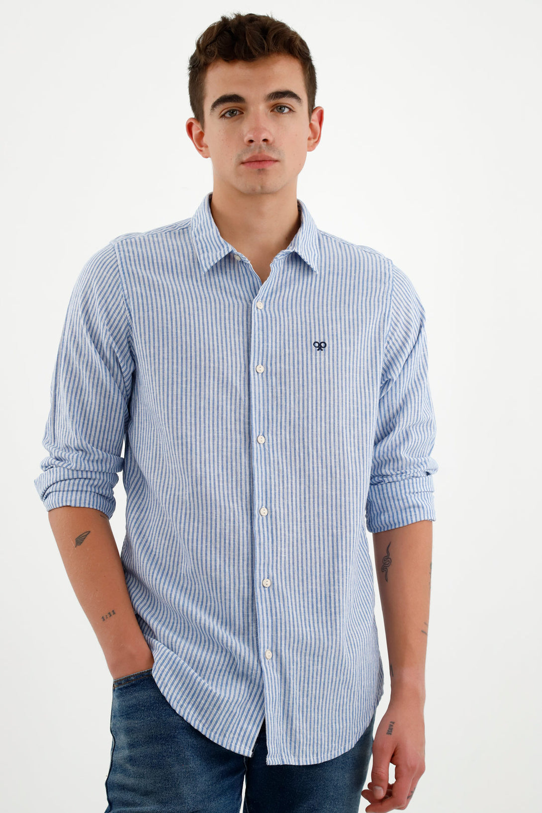 Camisa azul con mini raqueta para hombre