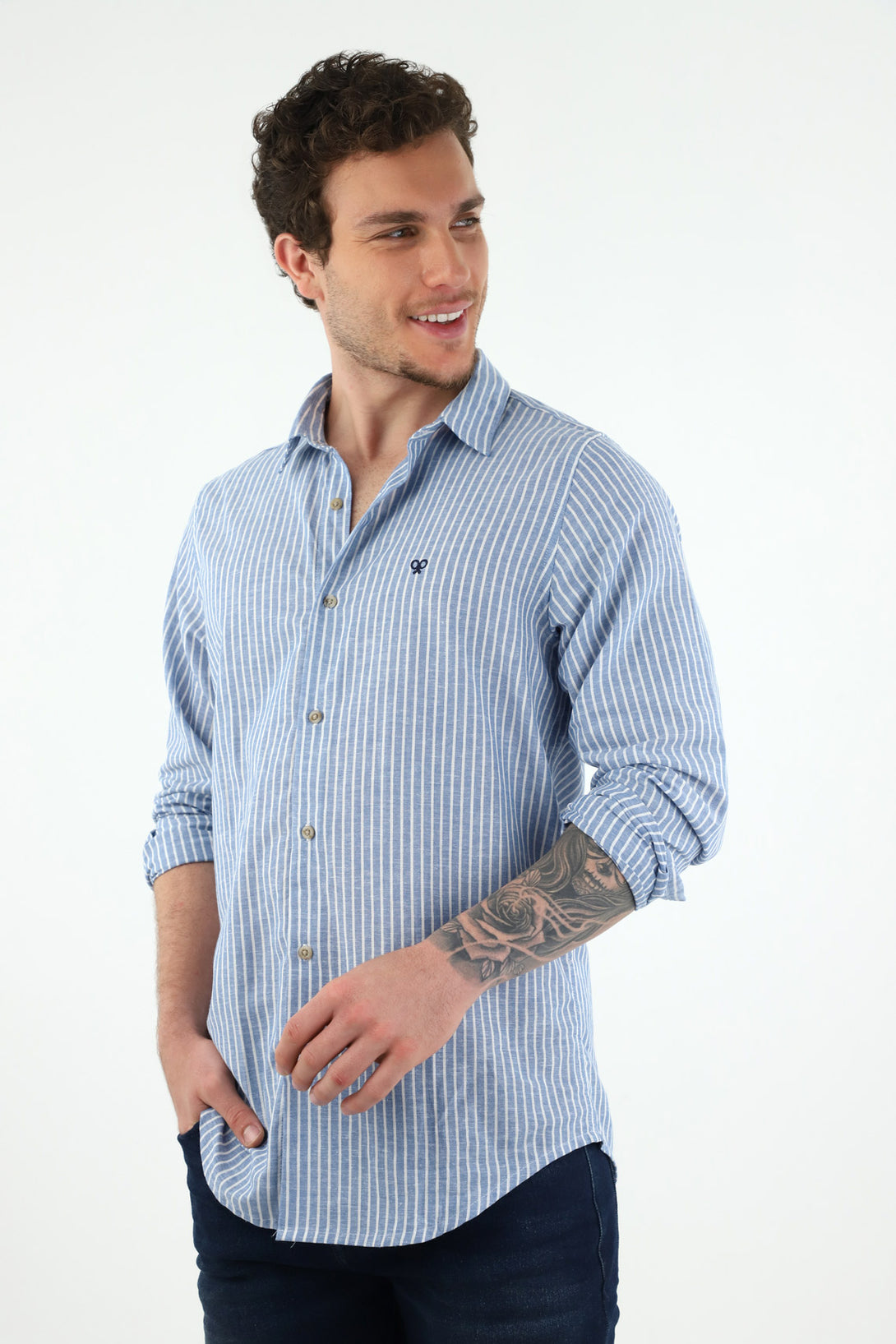 Camisa azul con mini raqueta para hombre