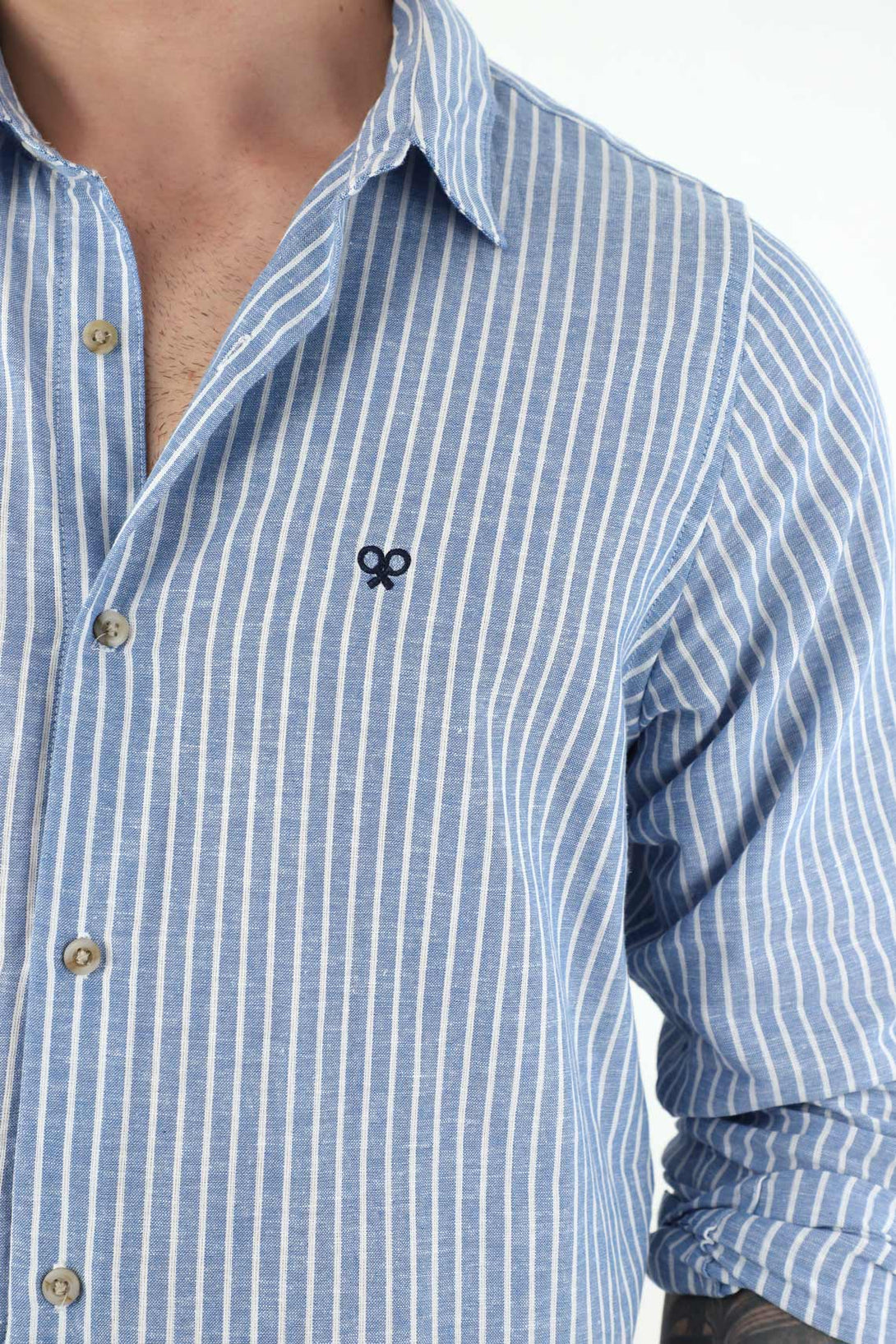 Camisa azul con mini raqueta para hombre