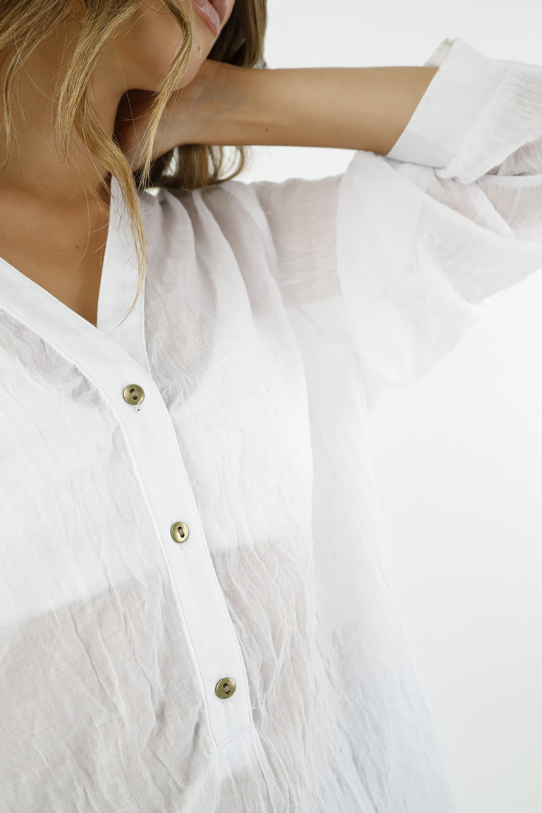 Camisa cuello en V blanca para mujer