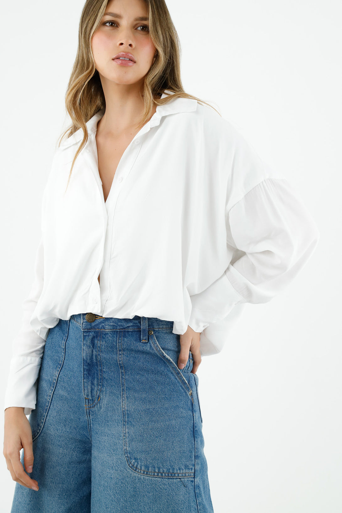 Camisa con botones blanca para mujer