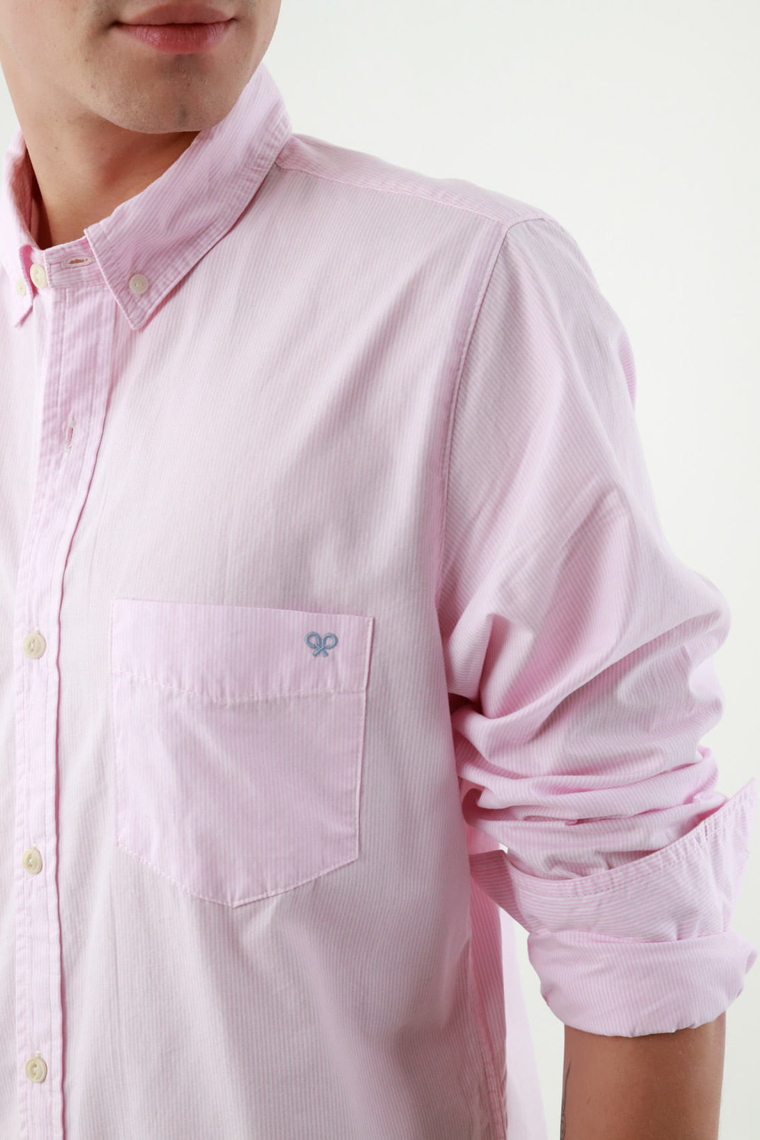 Camisa rosada con mini bordado para hombre