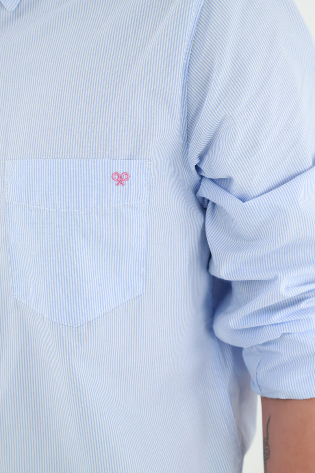 Camisa azul con bolsillo para hombre