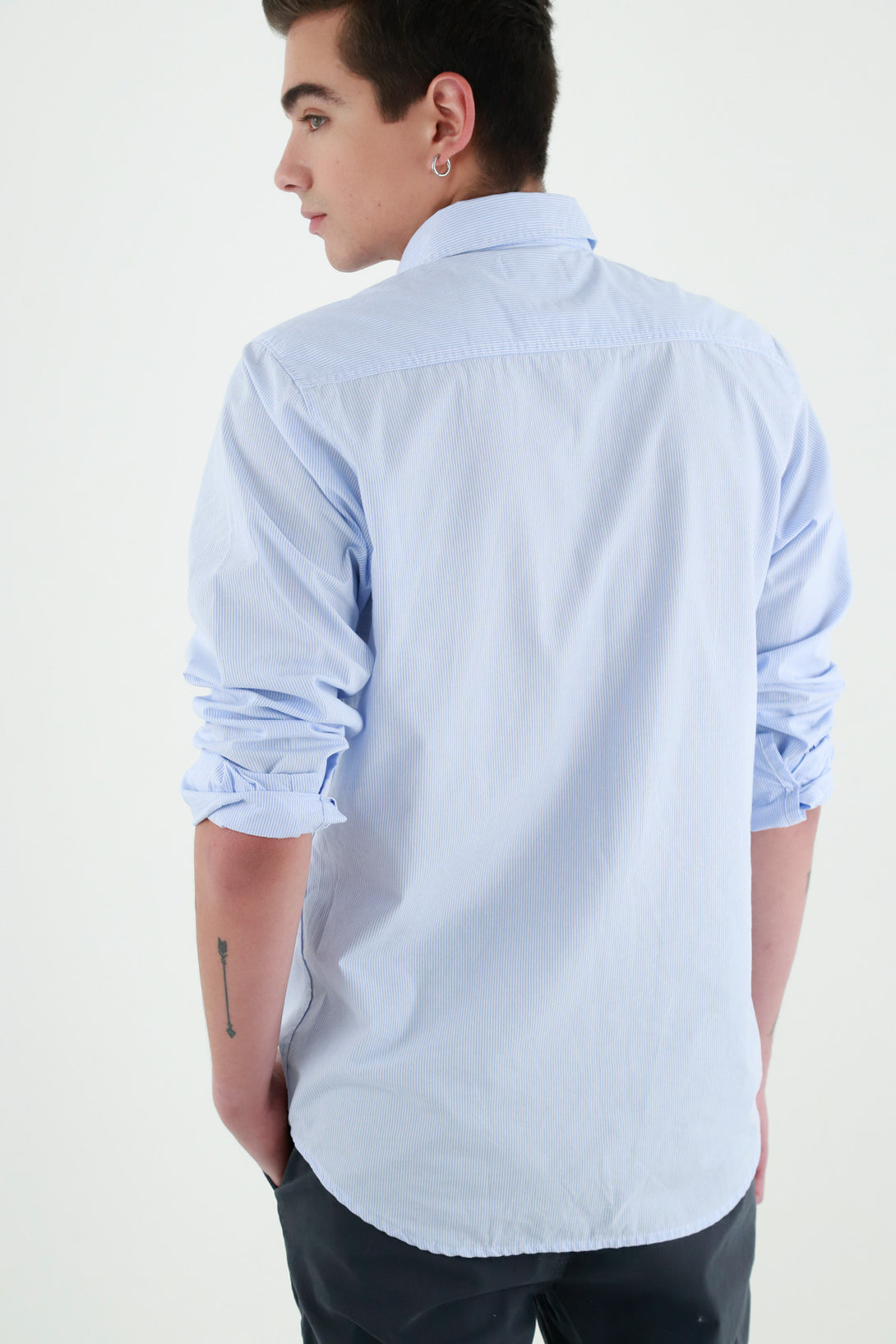 Camisa azul con bolsillo para hombre