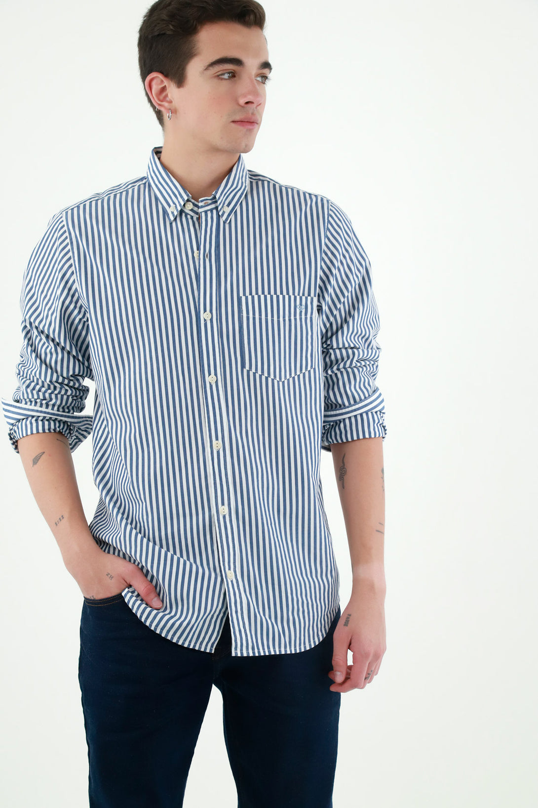 Camisa azul con mini bordado para hombre