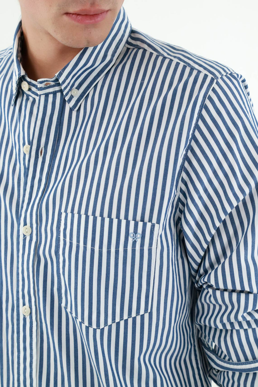 Camisa azul con mini bordado para hombre