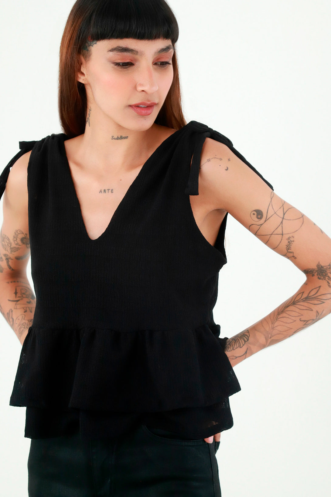 Camisa cuello en V negra para mujer